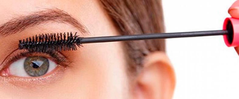 Colocando el Rimel en las Pestañas